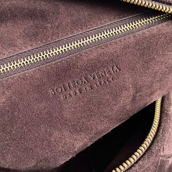 Gorgeous Designer Classic Shoulder Bag for Women - Image 6