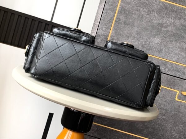 Fashionable and gorgeous black women's shoulder bag - Image 4