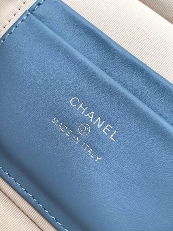 Stylish Luxury Classic Women's Handbag - Image 9