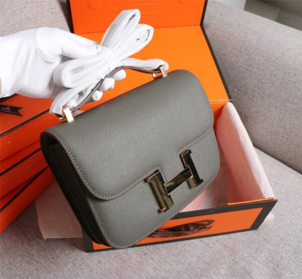 Gorgeous and stylish designer classic style shoulder bag - Image 3