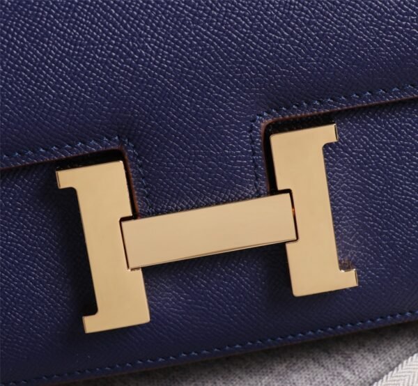 Gorgeous and stylish designer classic style shoulder bag - Image 17