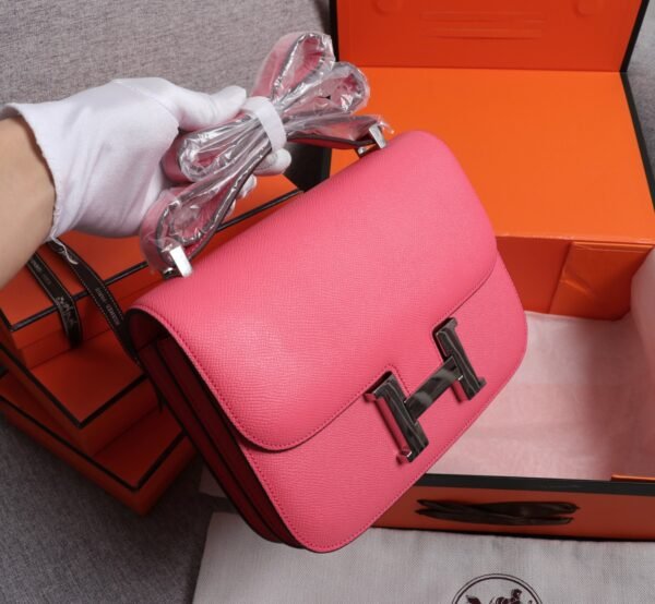 Gorgeous and stylish designer classic style shoulder bag - Image 30