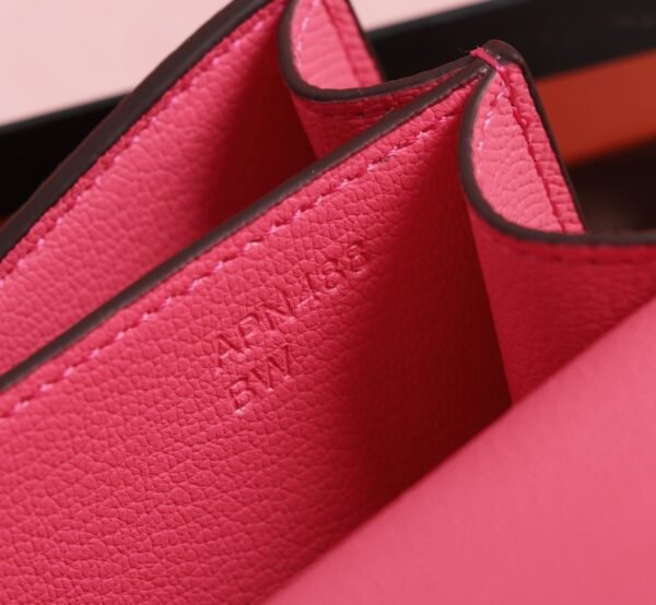 Gorgeous and stylish designer classic style shoulder bag - Image 36