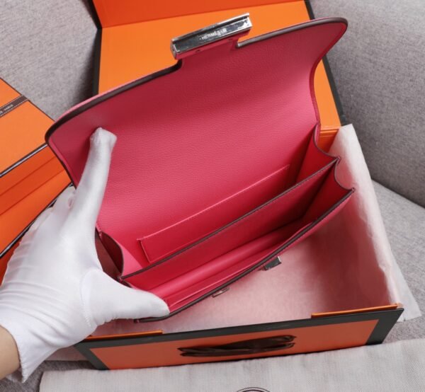 Gorgeous and stylish designer classic style shoulder bag - Image 37