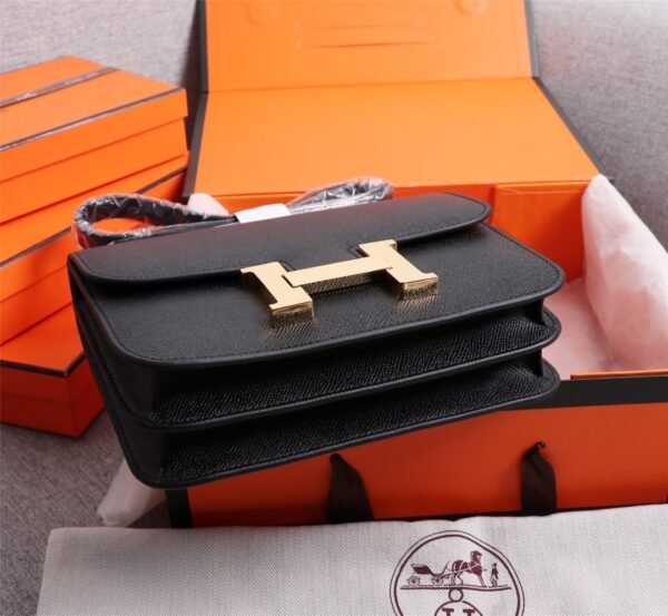 Gorgeous and stylish designer classic style shoulder bag - Image 131