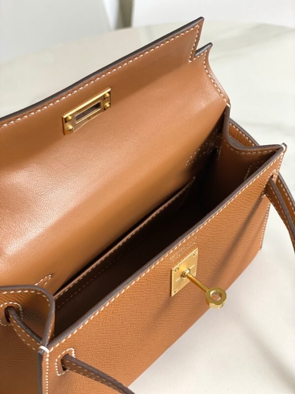 Fashionable and gorgeous designer classic vintage style handbag - Image 9
