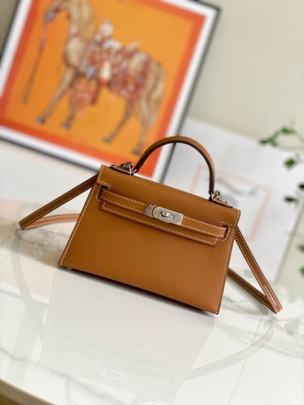Fashionable and gorgeous designer classic vintage style handbag - Image 11