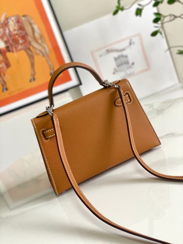 Fashionable and gorgeous designer classic vintage style handbag - Image 12