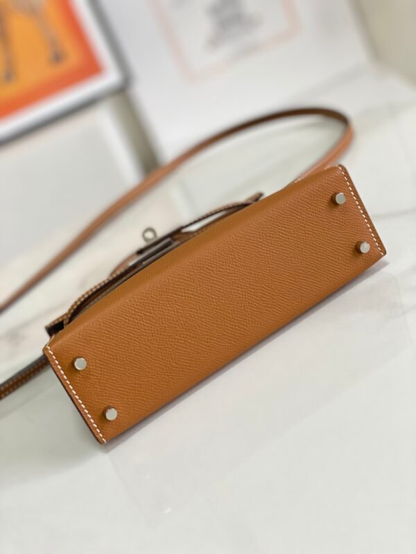 Fashionable and gorgeous designer classic vintage style handbag - Image 14