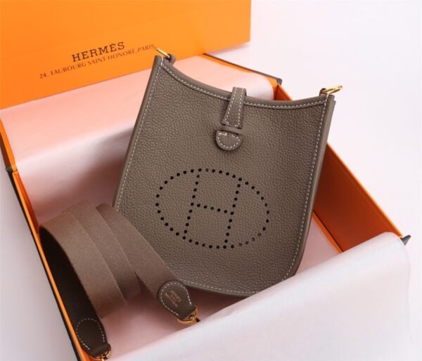 Fashionable designer gorgeous shoulder bag - Image 76