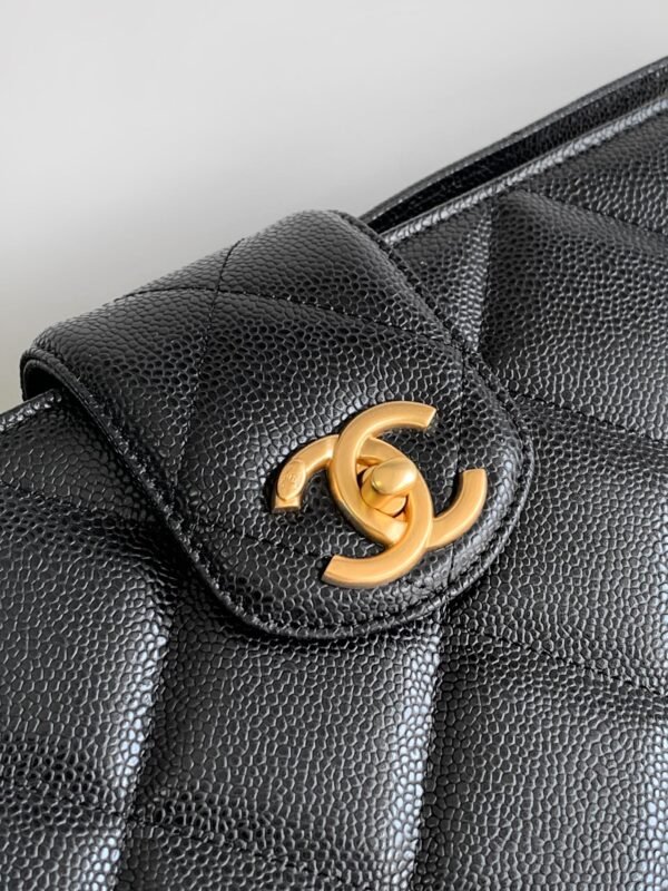 Luxurious and gorgeous designer trendy shoulder bag - Image 6