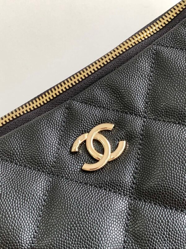 Stylish Designer Classic Black Crossbody Bag - Image 6