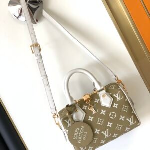 Gorgeous trendy designer vintage luxury classic ladies bag