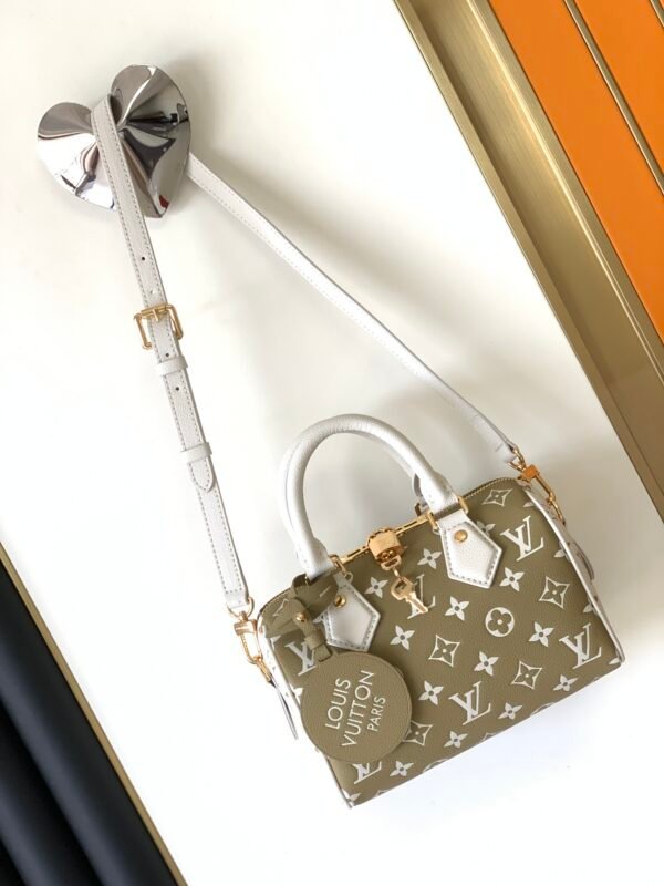 Gorgeous trendy designer vintage luxury classic ladies bag