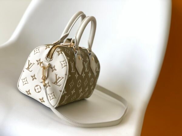 Gorgeous trendy designer vintage luxury classic ladies bag - Image 3