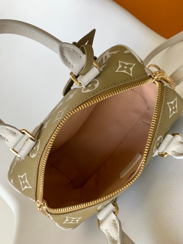 Gorgeous trendy designer vintage luxury classic ladies bag - Image 9