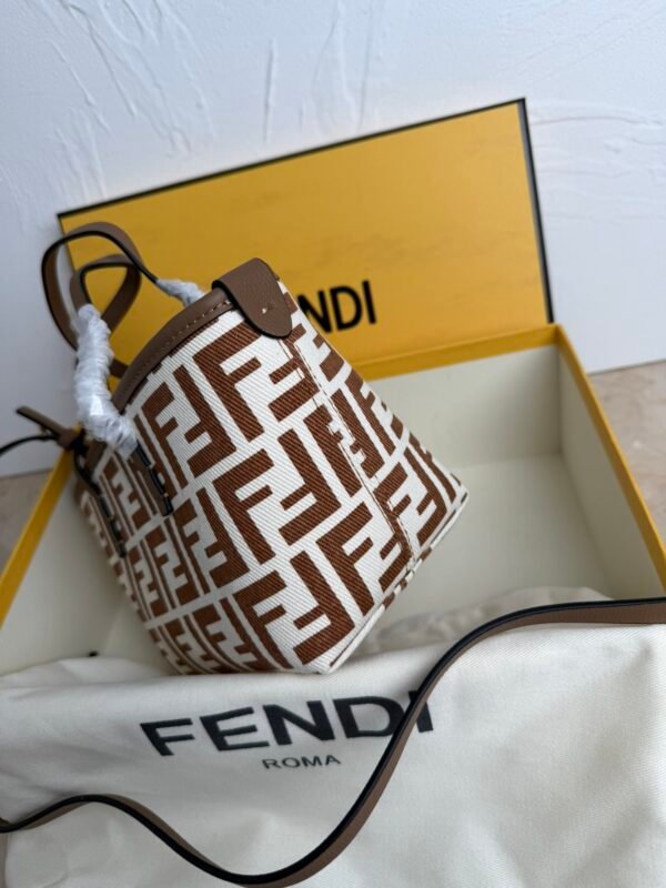 Fashionable and classic ladies handbags - Image 4