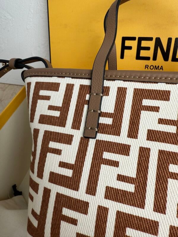 Fashionable and classic ladies handbags - Image 5