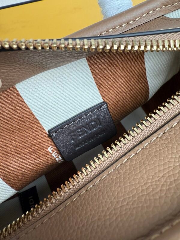 Fashionable and classic ladies handbags - Image 8