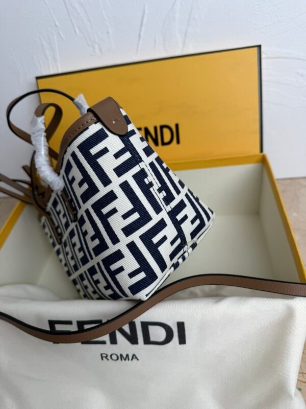 Fashionable and classic ladies handbags - Image 13