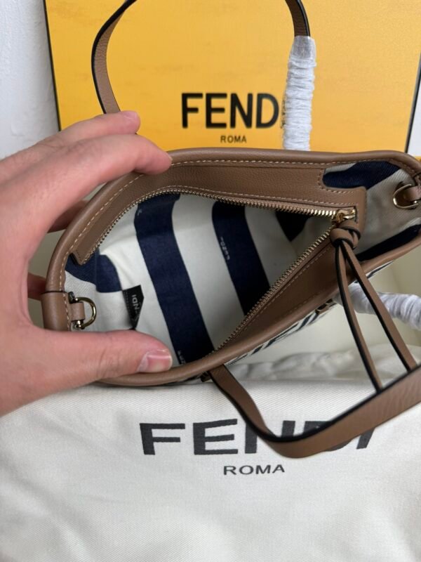 Fashionable and classic ladies handbags - Image 16